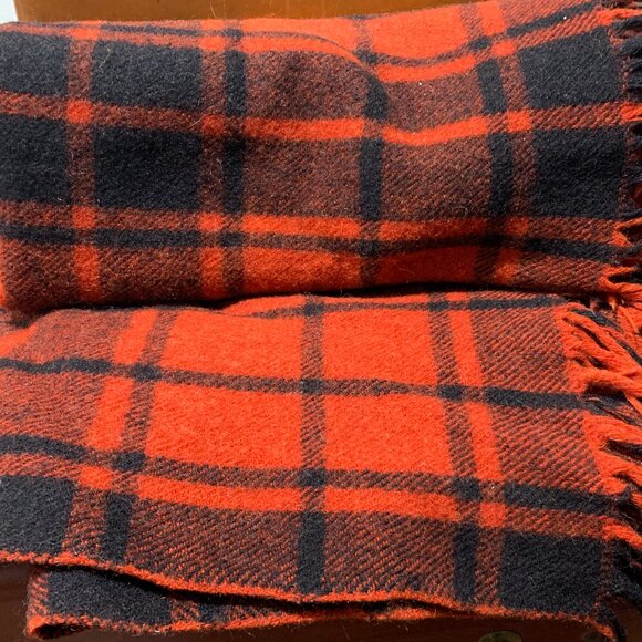 VINTAGE SOFT WOOL RED & BLACK PLAID FRINGE BLANKET THROWS - Picture 6 of 9